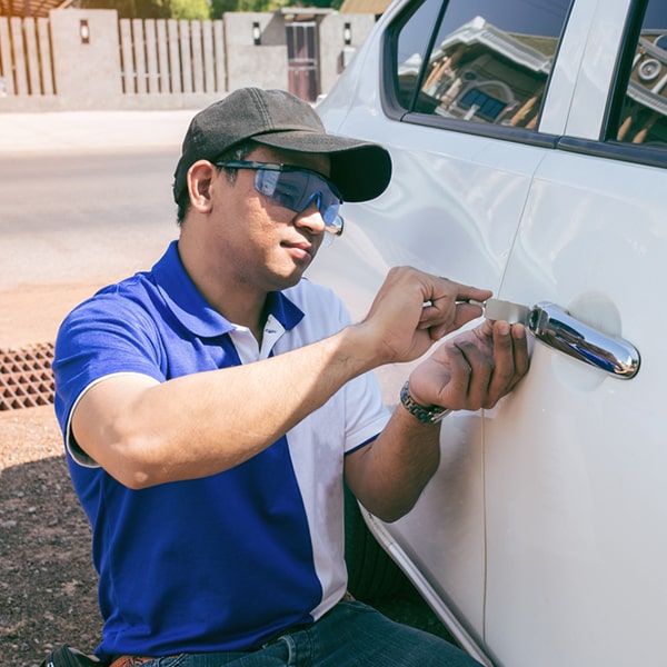 la cerrajería de autos ofrece servicios de apertura de puertas, duplicado de llaves, y programación de llaves de automóviles